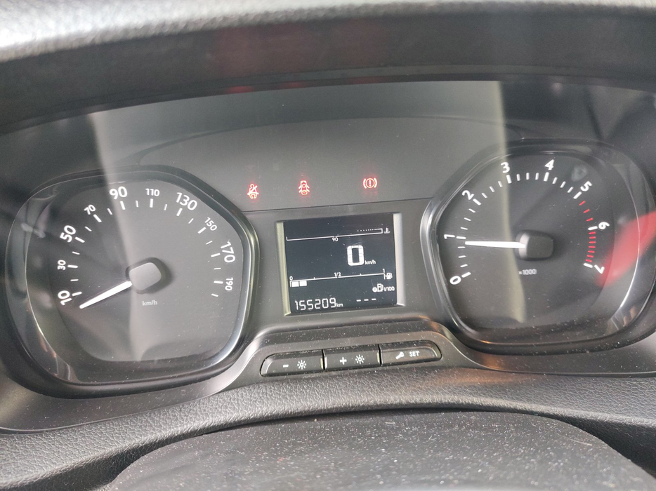 Zdjęcie zegarów i kontrolek po uruchomieniu silnika