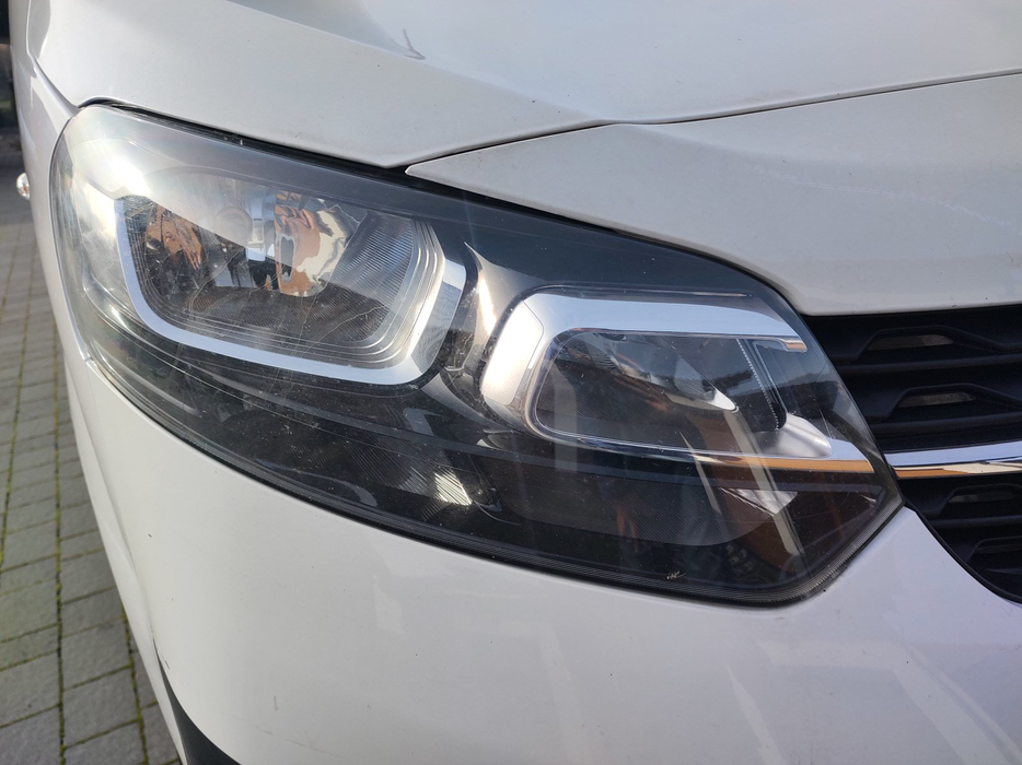 Zdjęcie oświetlenia przedniego górnego i dolnego prawego