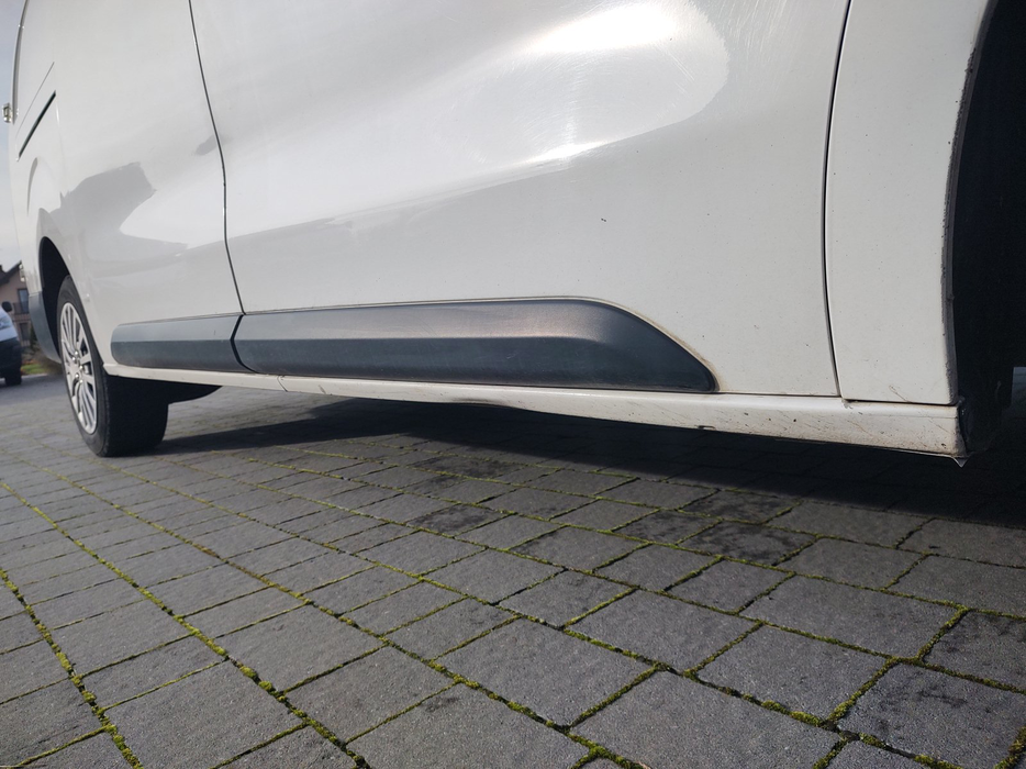 Zdjęcie progu przedniego prawego od dołu po przekątnej