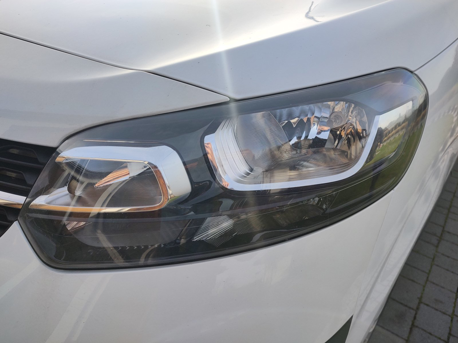 Zdjęcie oświetlenia przedniego górnego i dolnego lewego