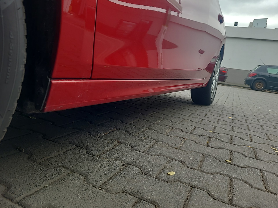 Zdjęcie progu przedniego lewego od dołu po przekątnej
