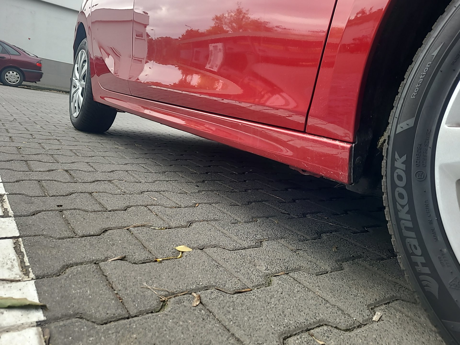 Zdjęcie progu przedniego prawego od dołu po przekątnej