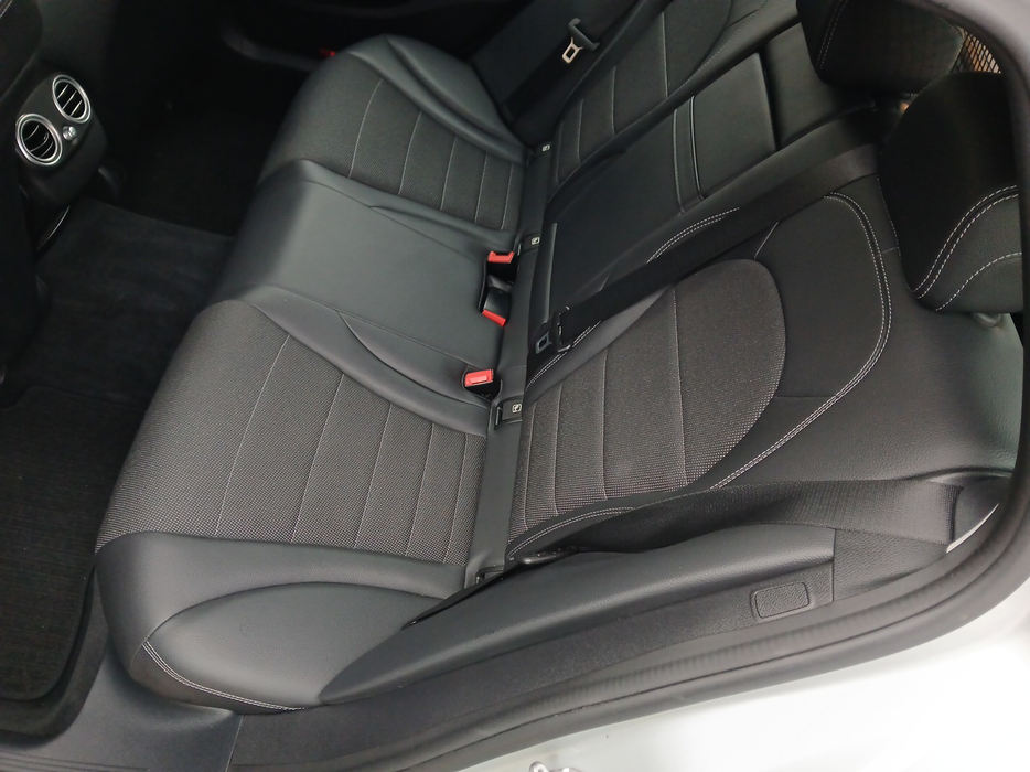 Zdjęcie kanapy tylnej z lewej strony