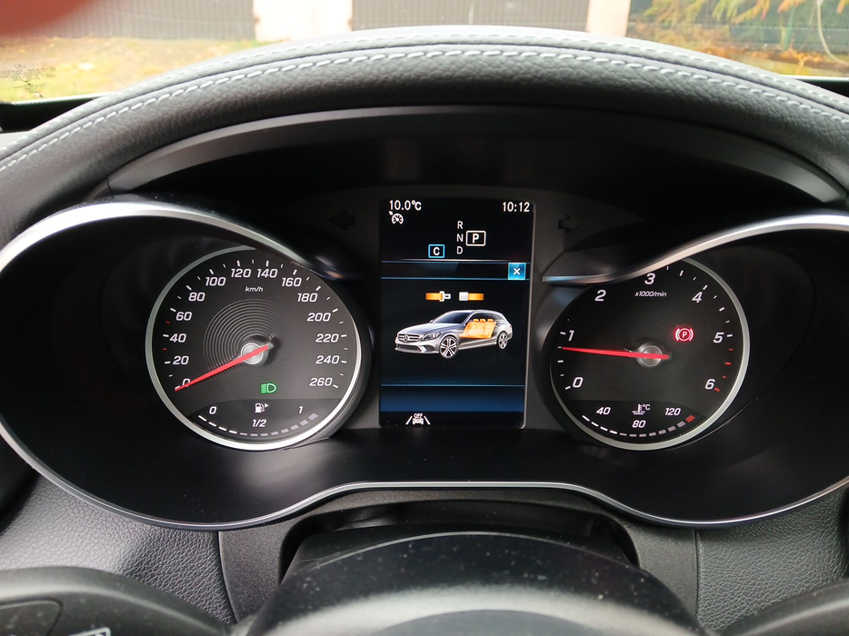 Zdjęcie zegarów i kontrolek po uruchomieniu silnika