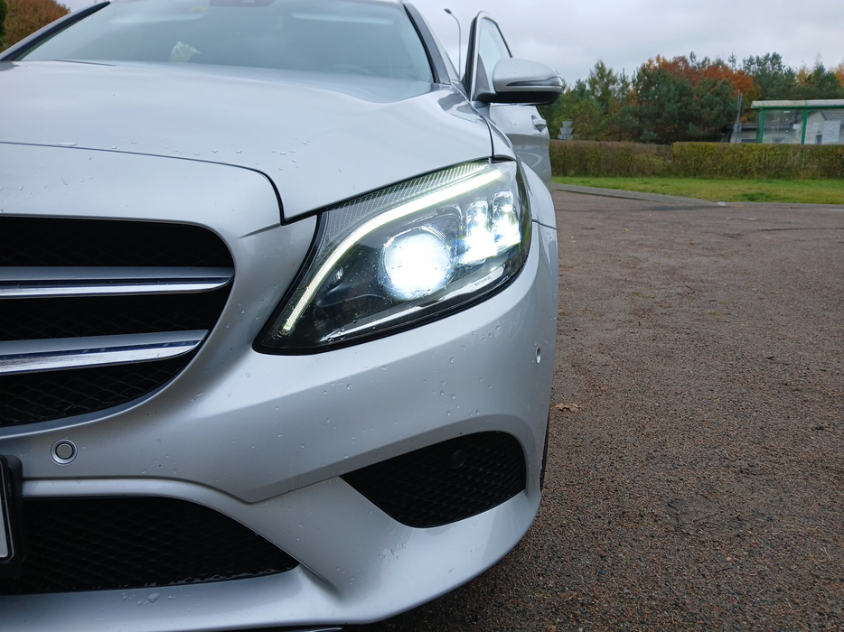 Zdjęcie oświetlenia przedniego i dolnego lewego