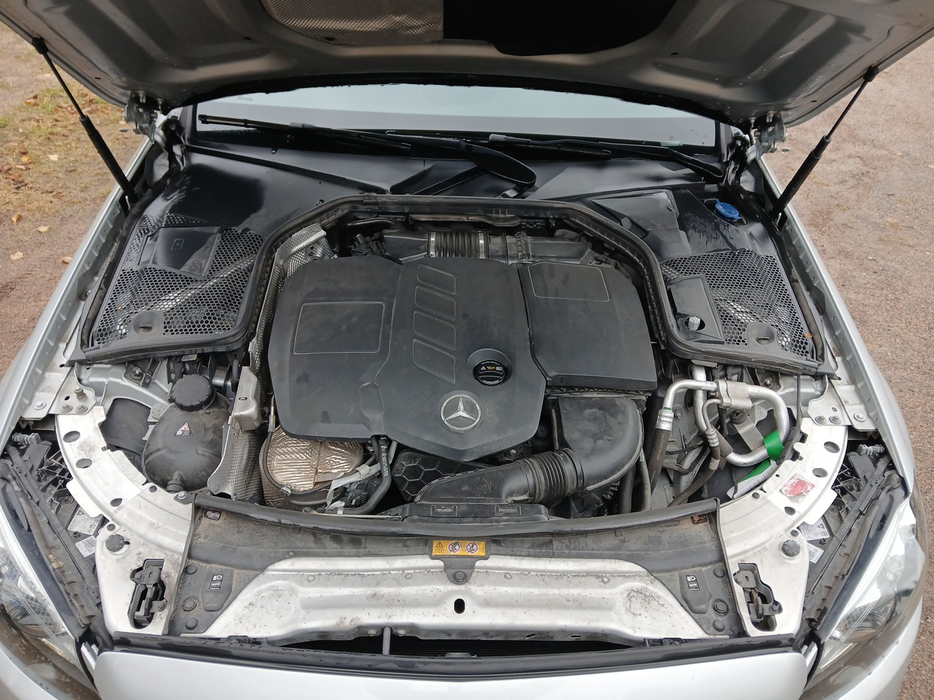 Zdjęcie wnętrza komory silnika