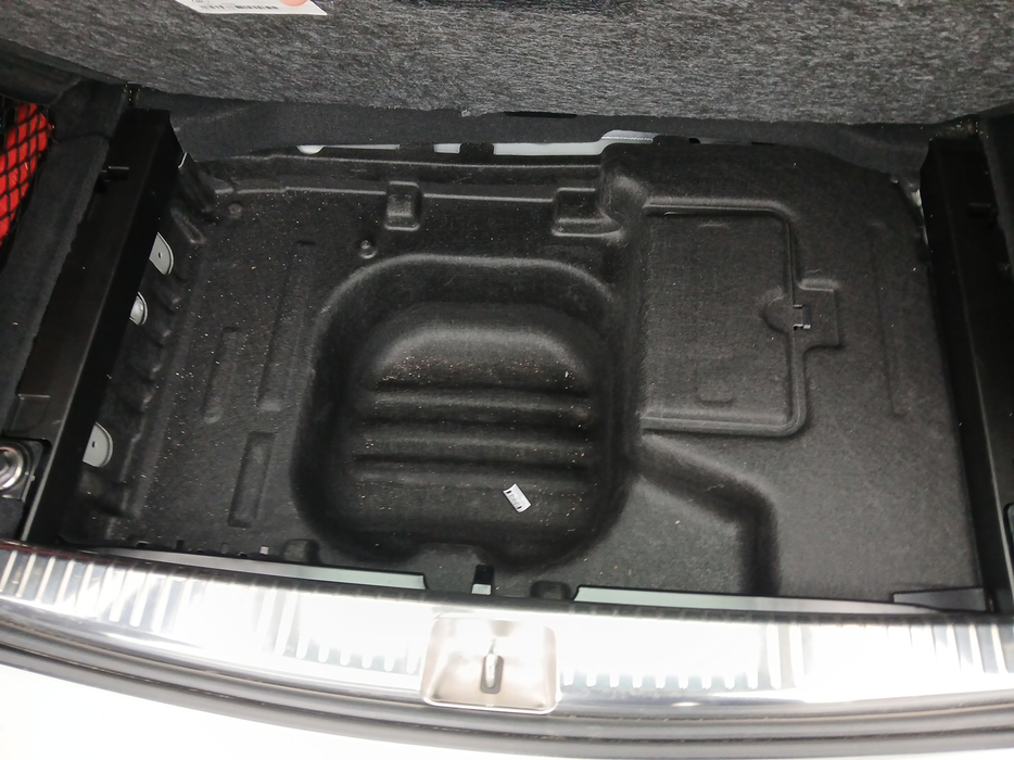 Zdjęcie przestrzeni pod wykładziną bagażnika