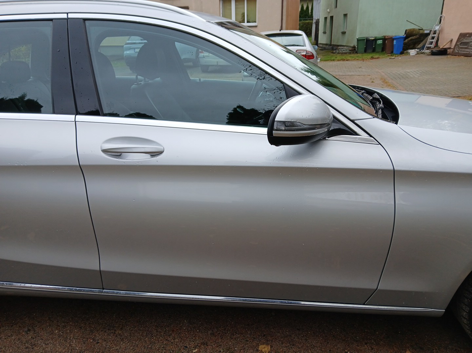 Zdjęcie drzwi przednich prawych wraz z szybą