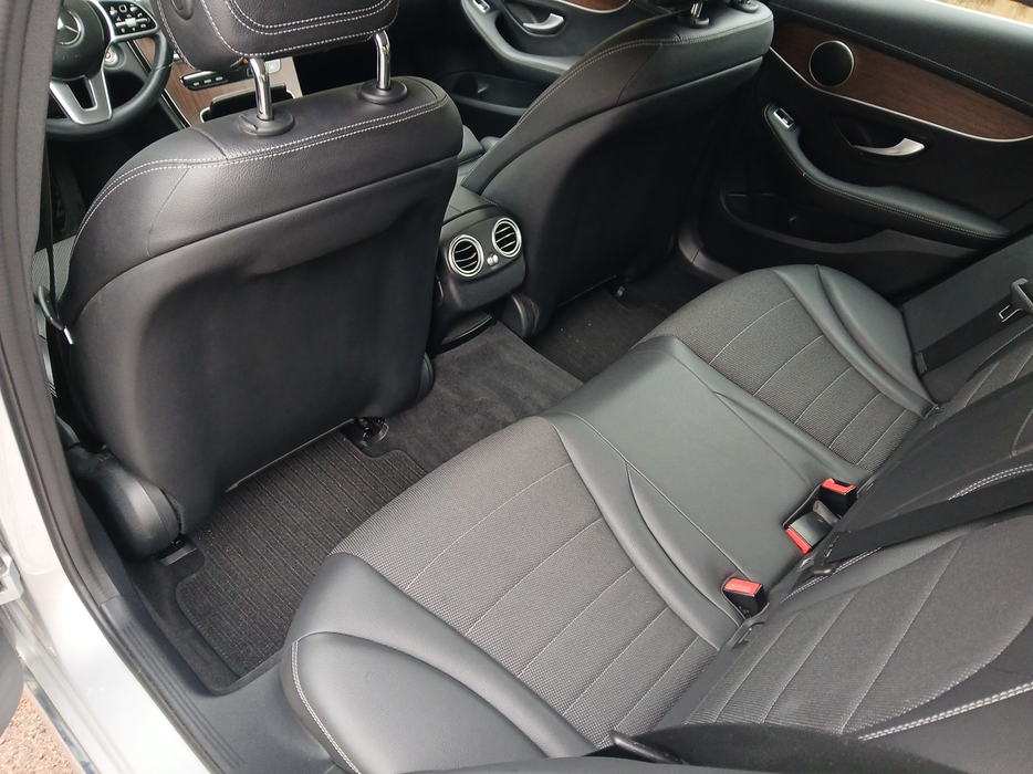 Zdjęcie wnętrza od kierowcy, tył