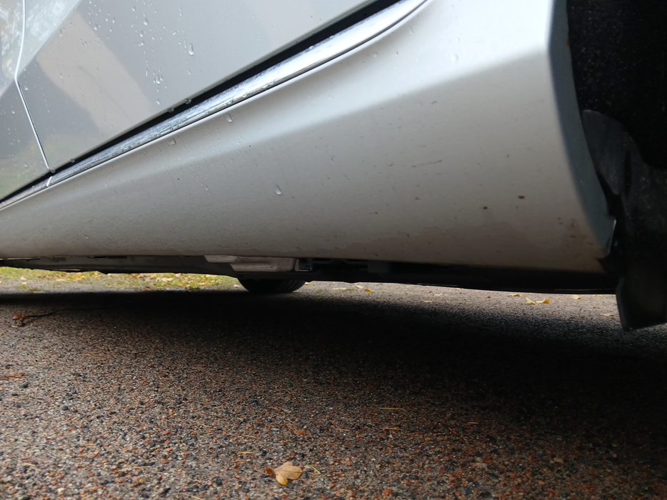 Zdjęcie progu tylnego lewego od dołu po przekątnej