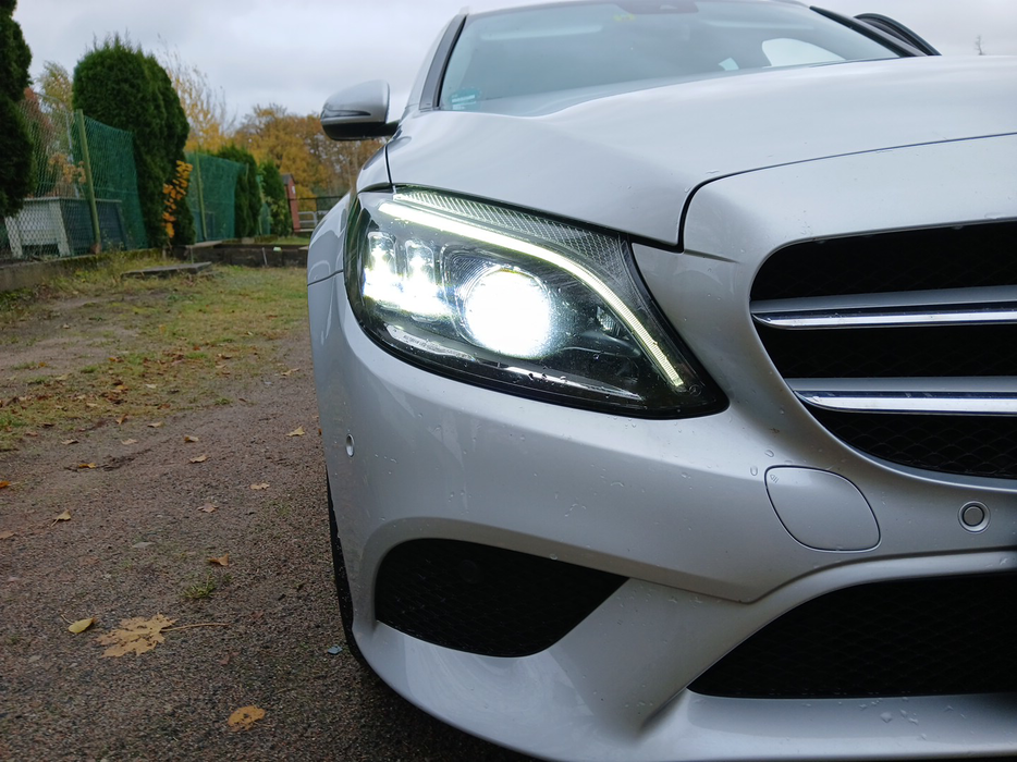 Zdjęcie oświetlenia przedniego i dolnego prawego