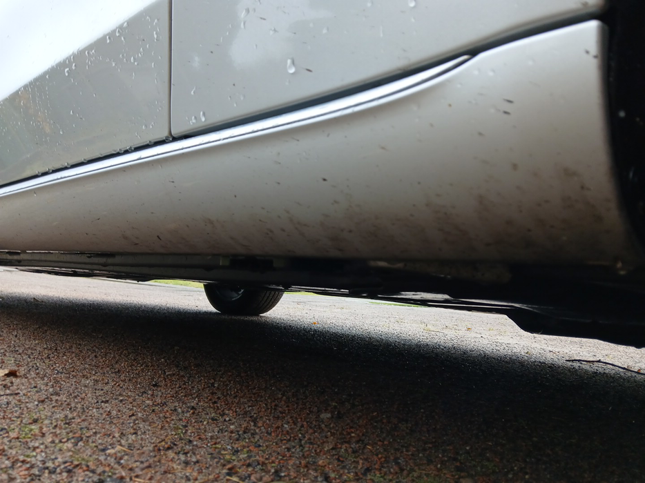 Zdjęcie progu przedniego prawego od dołu po przekątnej