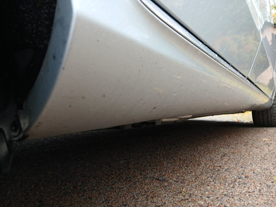 Zdjęcie progu tylnego prawego od dołu po przekątnej