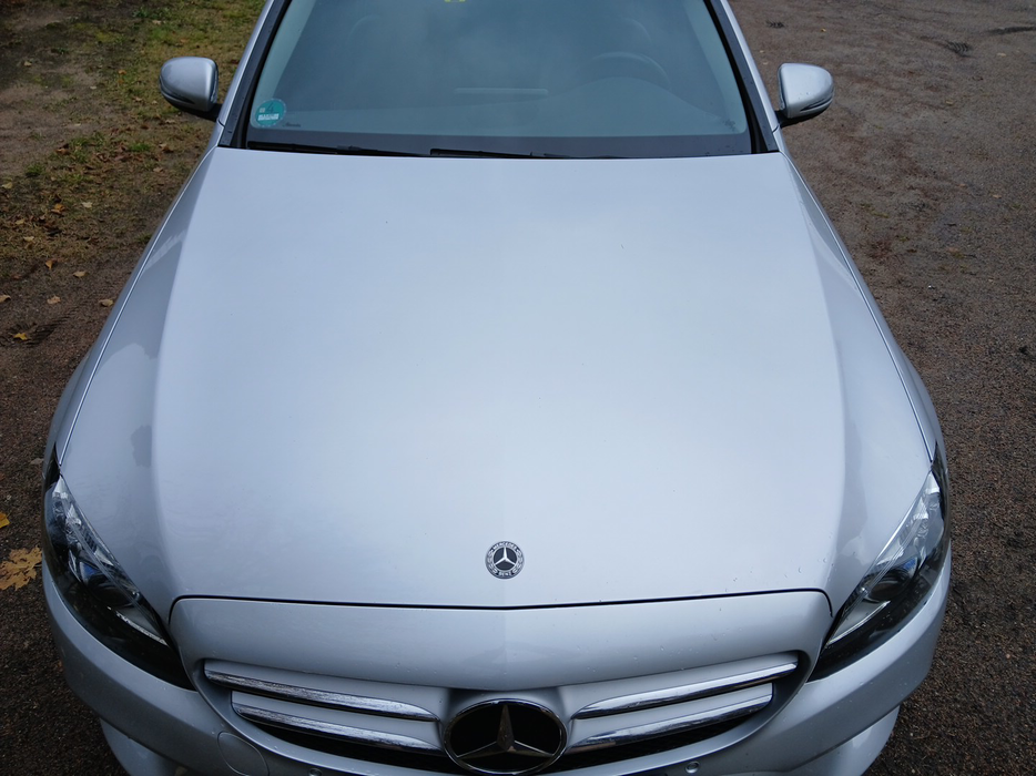 Zdjęcie pokrywy komory silnika