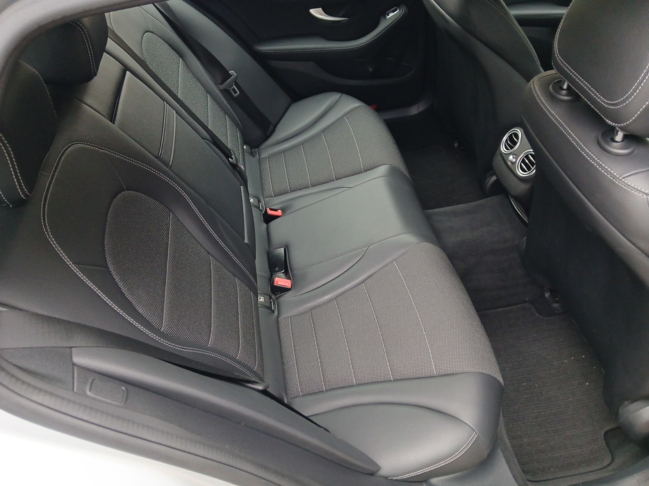 Zdjęcie kanapy tylnej z prawej strony