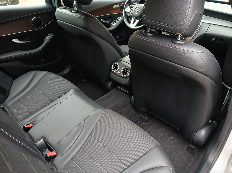 Zdjęcie wnętrza od pasażera, tył