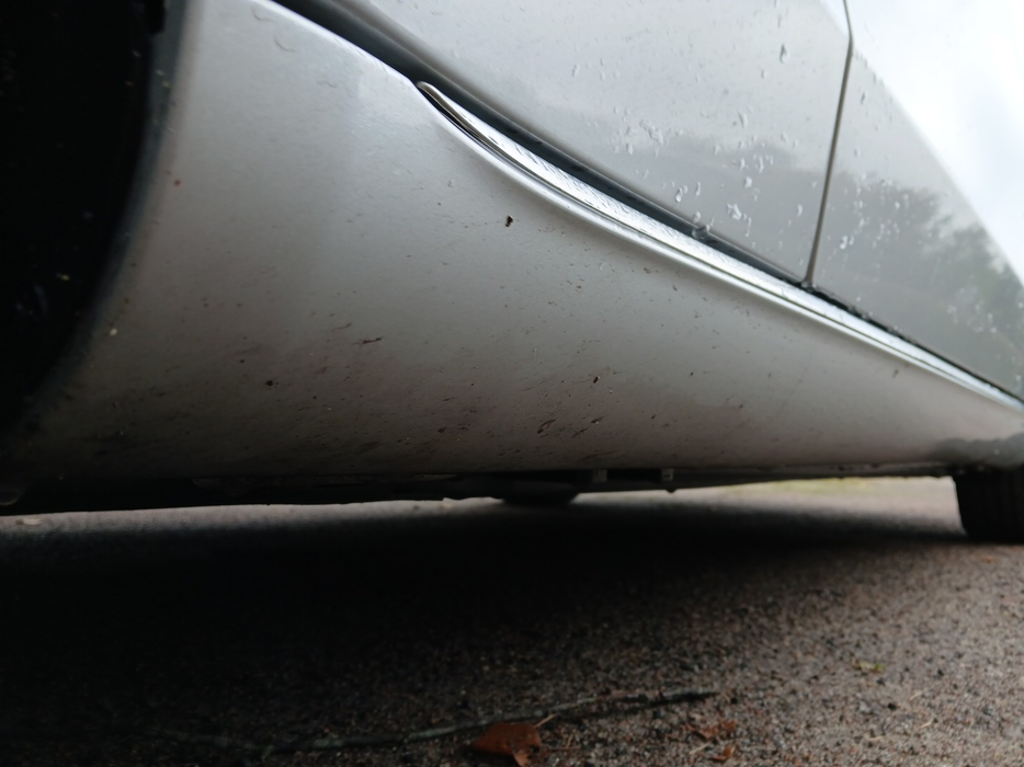 Zdjęcie progu przedniego lewego od dołu po przekątnej