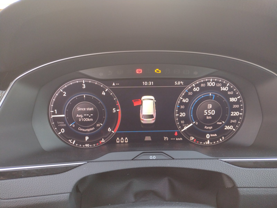 Zdjęcie zegarów i kontrolek po uruchomieniu silnika