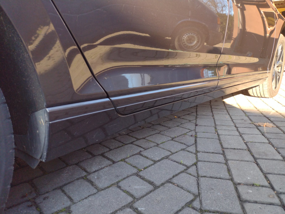 Zdjęcie progu tylnego prawego od dołu po przekątnej