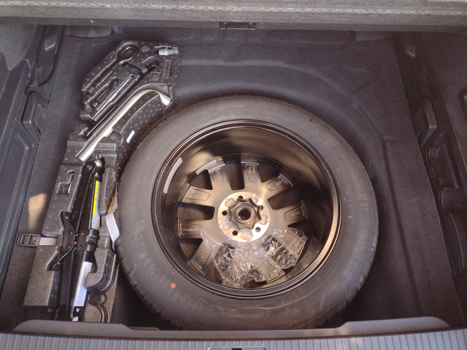 Zdjęcie przestrzeni pod wykładziną bagażnika