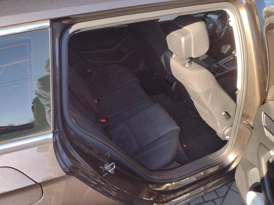 Zdjęcie wnętrza od pasażera, tył