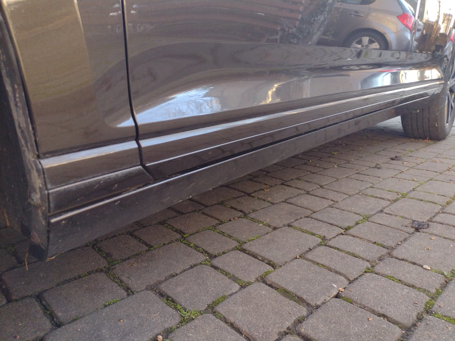 Zdjęcie progu przedniego lewego od dołu po przekątnej