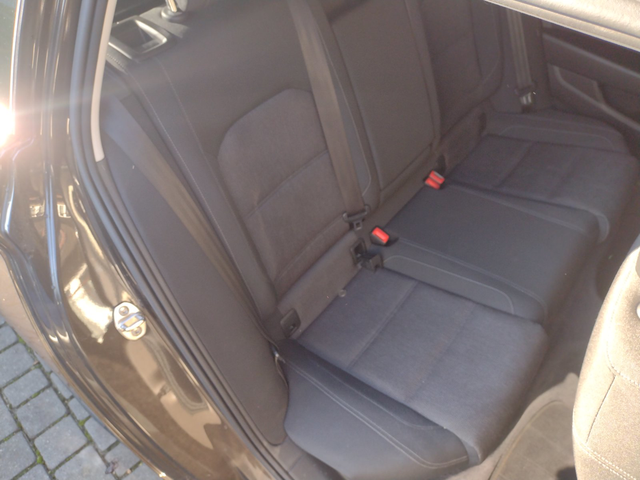 Zdjęcie kanapy tylnej z prawej strony