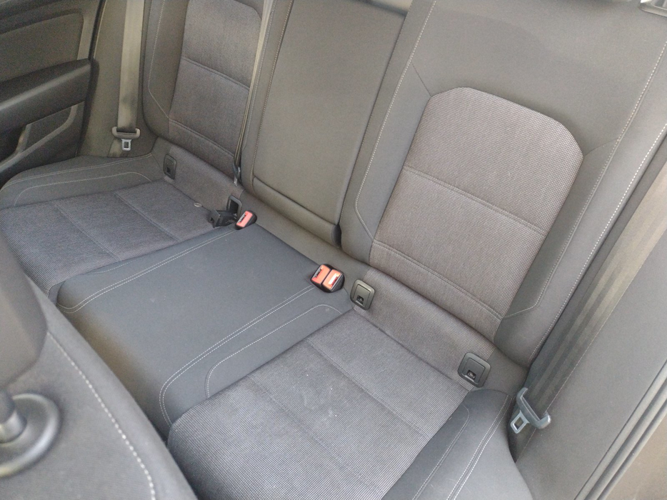 Zdjęcie kanapy tylnej z lewej strony