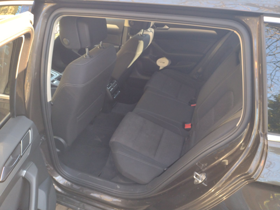 Zdjęcie wnętrza od kierowcy, tył