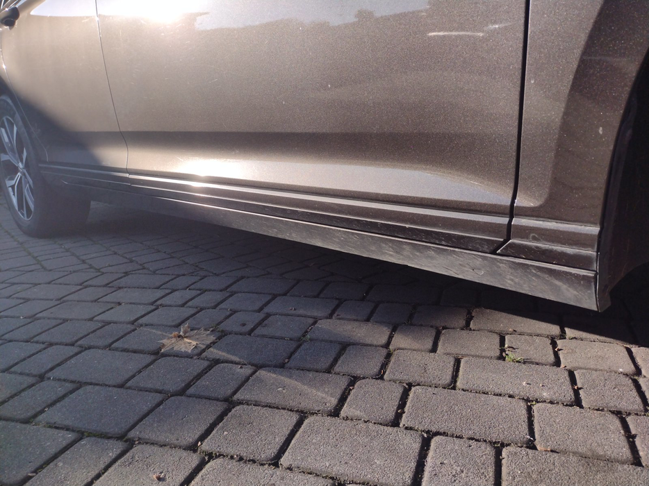 Zdjęcie progu przedniego prawego od dołu po przekątnej