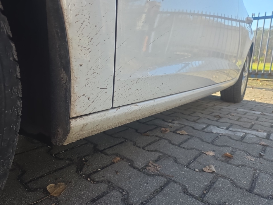 Zdjęcie progu przedniego lewego od dołu po przekątnej