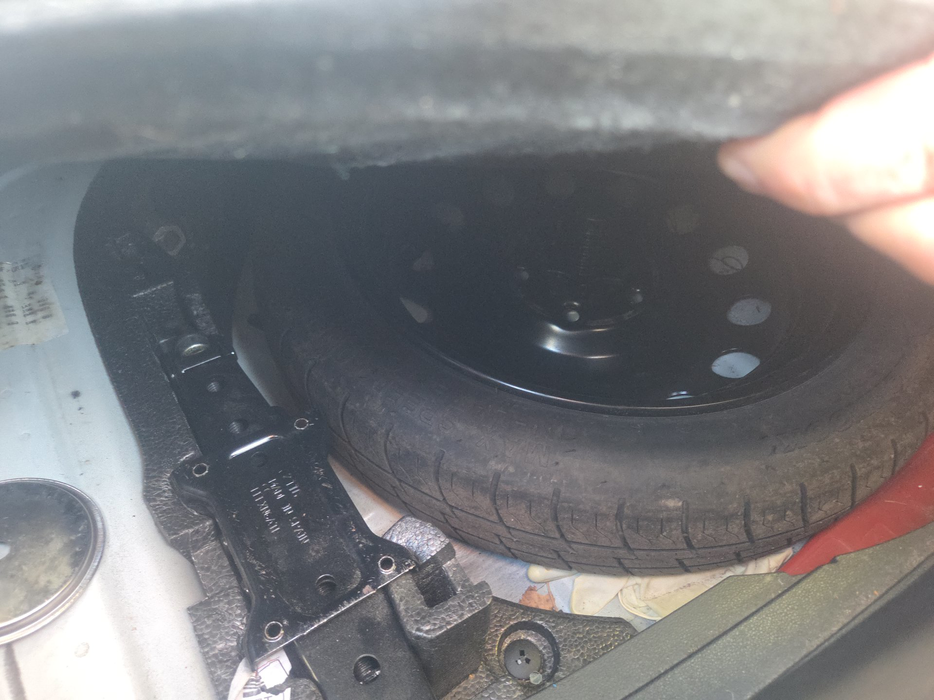 Zdjęcie przestrzeni pod wykładziną bagażnika