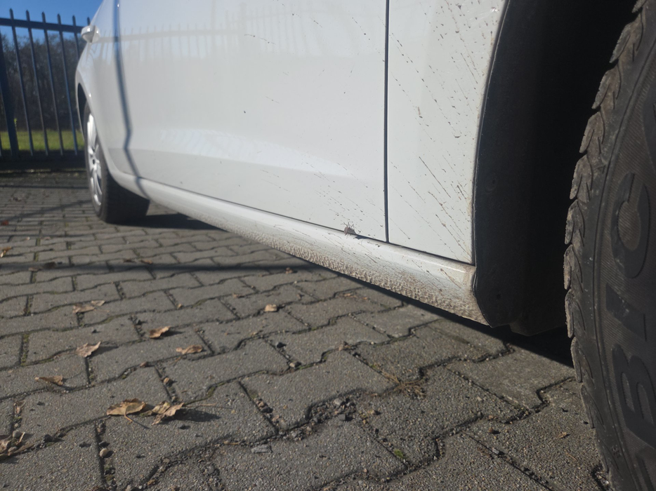 Zdjęcie progu przedniego prawego od dołu po przekątnej