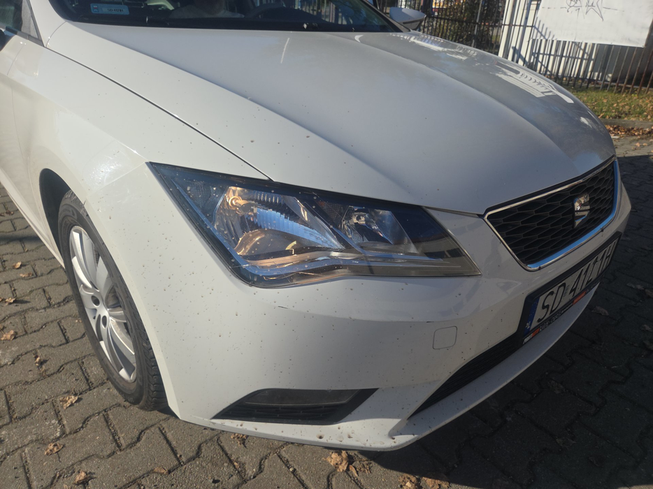 Zdjęcie oświetlenia przedniego i dolnego prawego