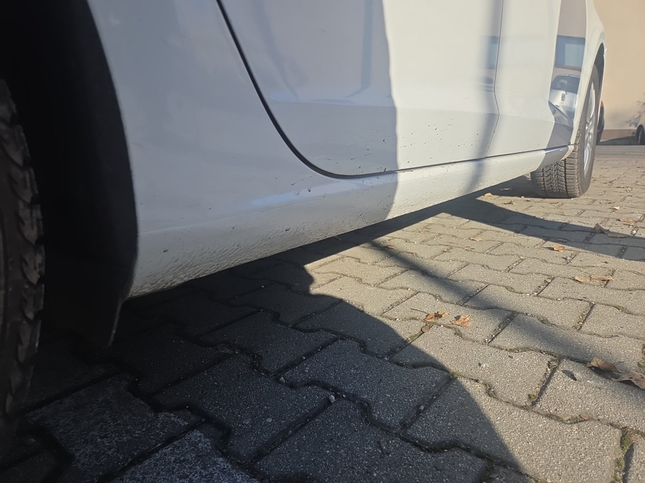 Zdjęcie progu tylnego prawego od dołu po przekątnej