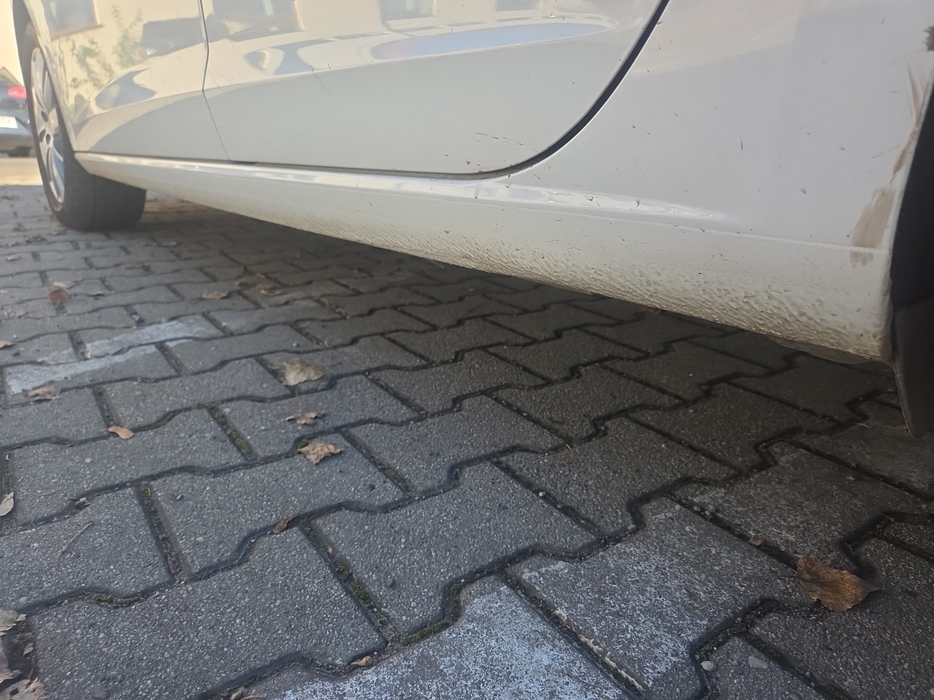 Zdjęcie progu tylnego lewego od dołu po przekątnej