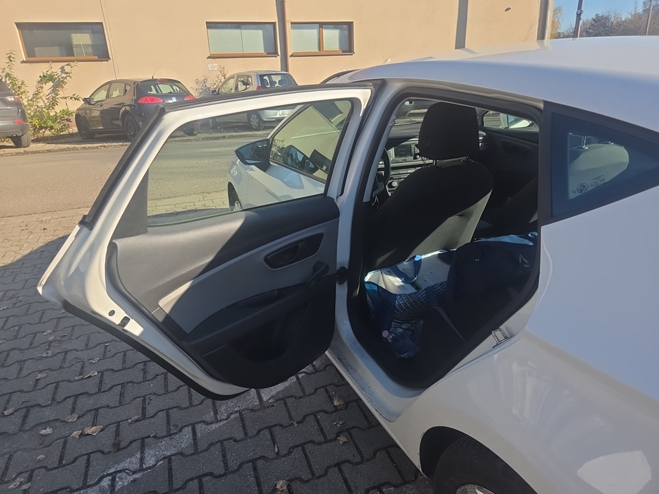 Zdjęcie wnętrza od kierowcy, tył