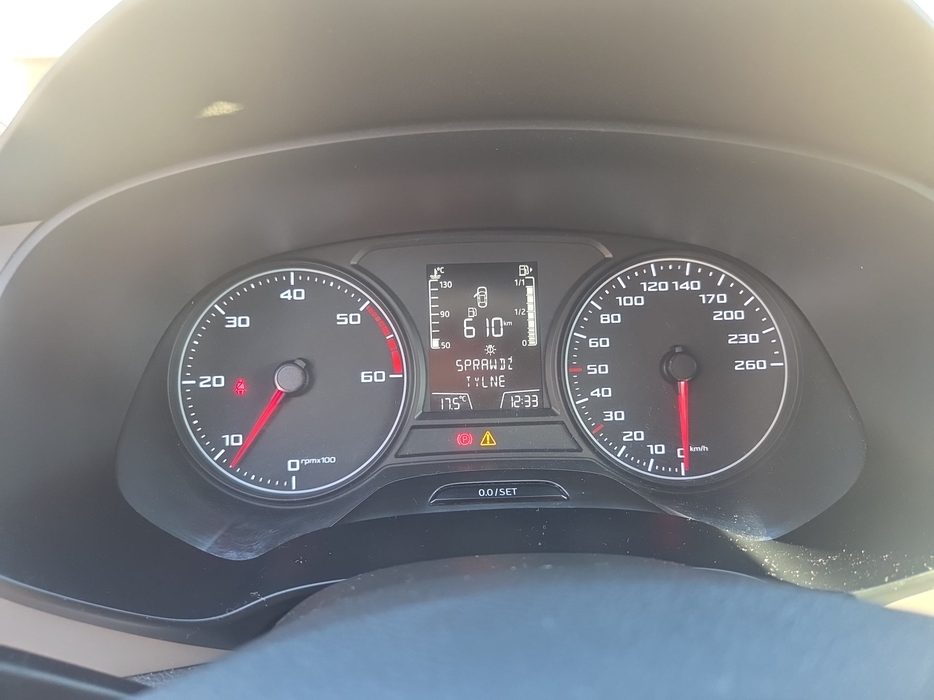 Zdjęcie zegarów i kontrolek po uruchomieniu silnika