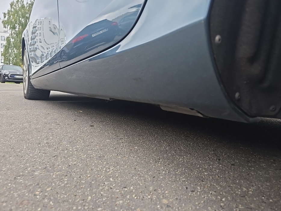Zdjęcie progu tylnego lewego od dołu po przekątnej