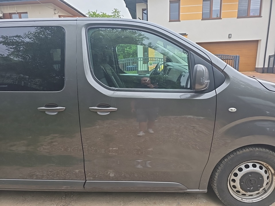 Zdjęcie drzwi przednich prawych wraz z szybą