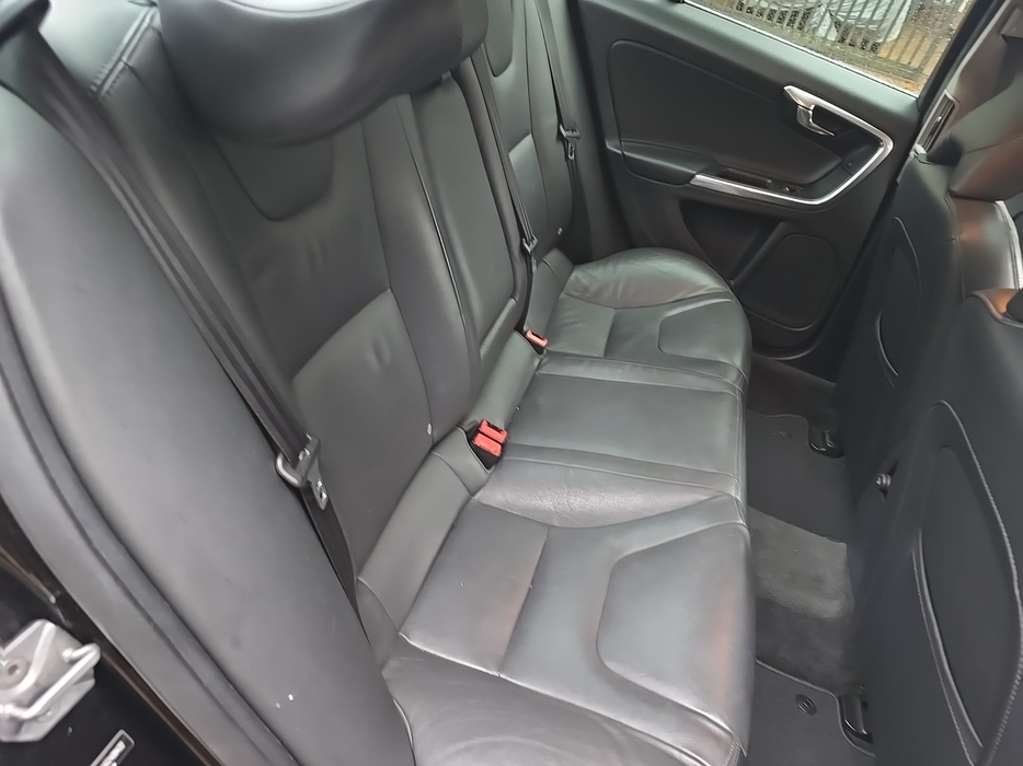 Zdjęcie kanapy tylnej z prawej strony