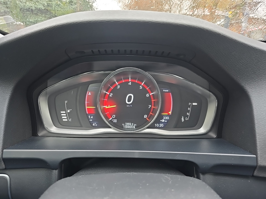 Zdjęcie zegarów i kontrolek po uruchomieniu silnika