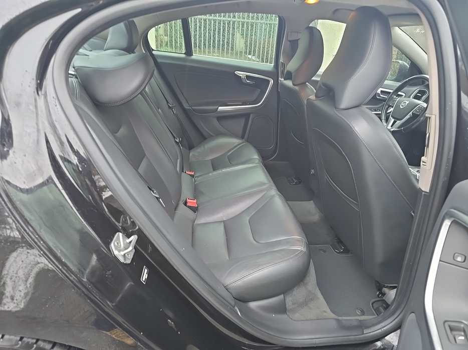 Zdjęcie wnętrza od pasażera, tył