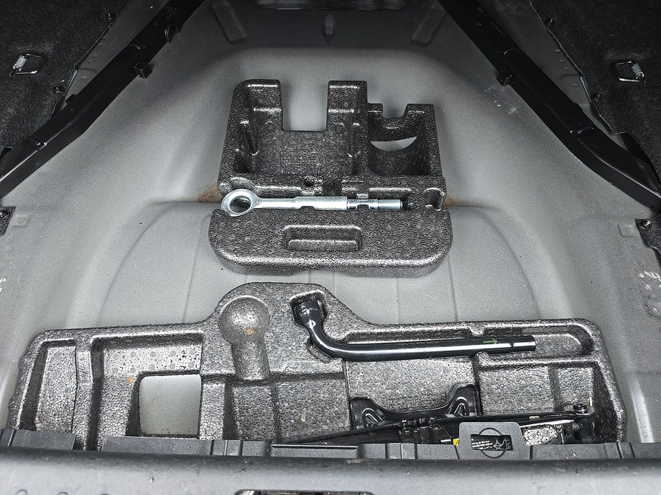 Zdjęcie przestrzeni pod wykładziną bagażnika