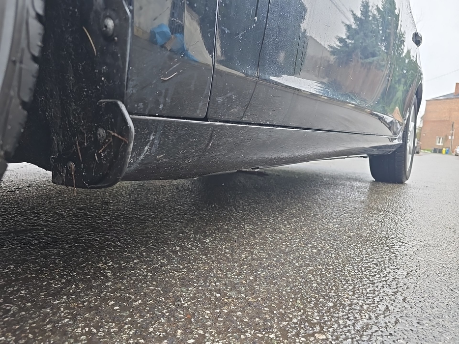 Zdjęcie progu przedniego lewego od dołu po przekątnej