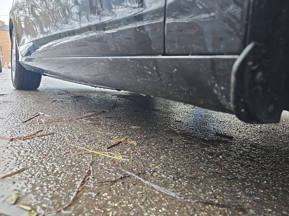 Zdjęcie progu przedniego prawego od dołu po przekątnej