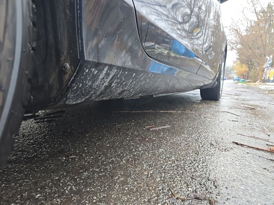 Zdjęcie progu tylnego prawego od dołu po przekątnej