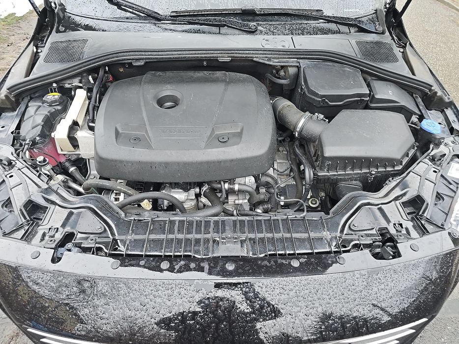 Zdjęcie wnętrza komory silnika