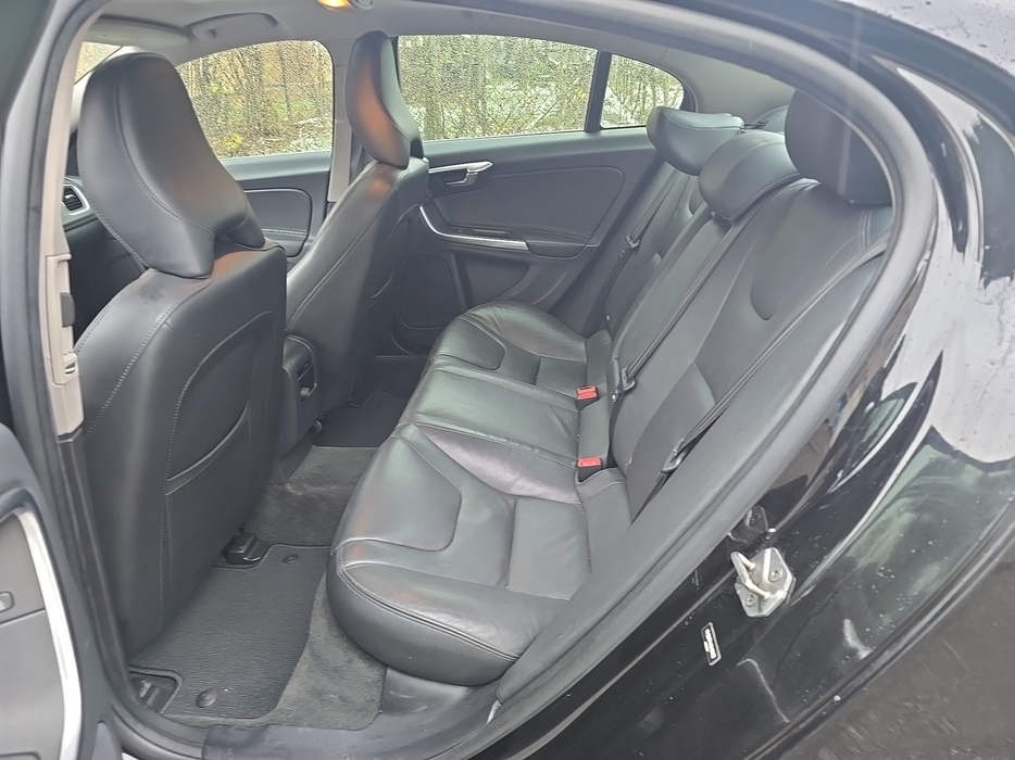 Zdjęcie wnętrza od kierowcy, tył