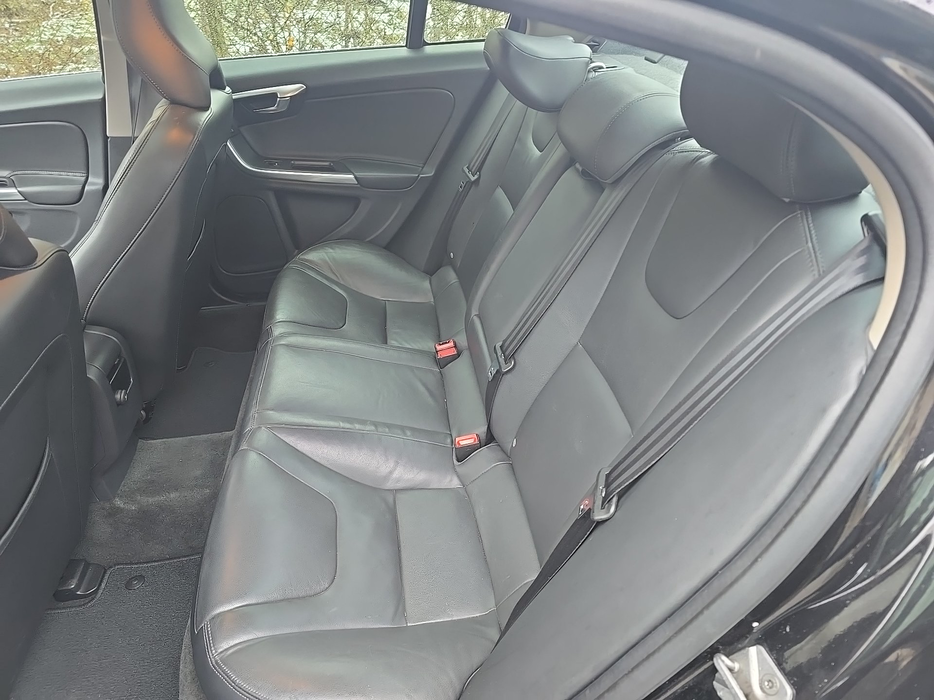 Zdjęcie kanapy tylnej z lewej strony